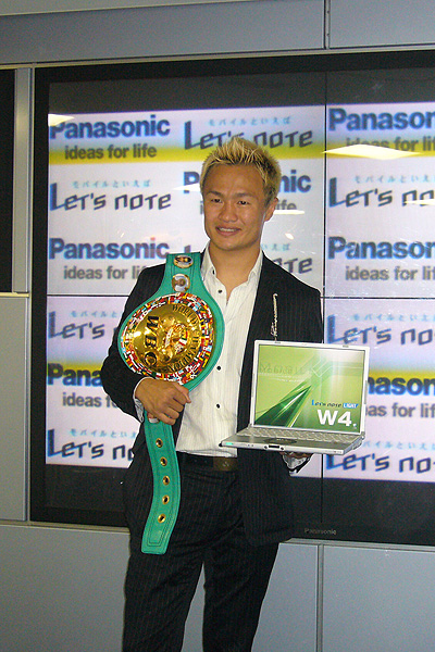 　チャンピオンベルトを肩にかけ、Let's noteのTOUGHというイメージは、ボクサーのイメージにぴったりと話す徳山選手。
