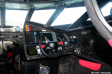 　Earthrace号の操縦室。Earthrace号の最高速度は45ノット。ニュージーランドのマヌカウ海岸近海では高さ40フィートの波に煽られるなど、荒海も経験している。