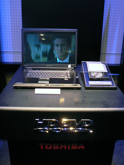 　HD-DVDドライブを搭載したノートPC「Qosmio」も参考出展された。2006年度第2四半期の発売を予定している。