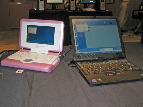 　Intelの「Classmate PC」（写真左）は7インチ画面を搭載し、ハードディスクドライブの代わりにフラッシュメモリを採用している。このノートPCは、途上国の子供たち向けに開発されている。