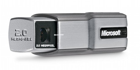 　Microsoftの発表したウェブカメラ「LifeCam NX-6000 Webcam」はノートPC用に設計されている。画像解像度は2メガピクセル。レンズを本体に収納でき、ビデオチャットを開始するボタンや、撮影後にブログに直接投稿できるボタンが付いている。