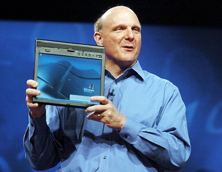 　MicrosoftのCEO、Steve Ballmerが2005年6月に開催された「TechEd 2005」カンファレンスで、Lenovo Groupの「ThinkPad X41 Tablet」を片手に説明を行っている様子。