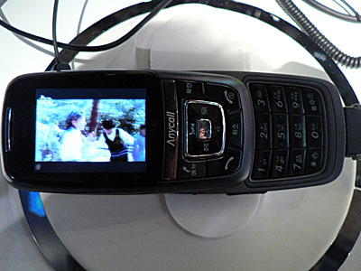 　ラスベガスで1月5日（米国時間）から開催された「2006 International CES」では、携帯電話の新しいトレンドが見られた。世界的に大きなシェアを持つメーカーは、いずれもテレビ放送が受信できる端末の開発に力を注いでいる。写真は韓国の携帯電話向け衛星放送規格である衛星DMB（Digital Mutimedia Broadcasting）が受信できるSamsungのCDMA 2000 1x端末「SCH-B360」だ。