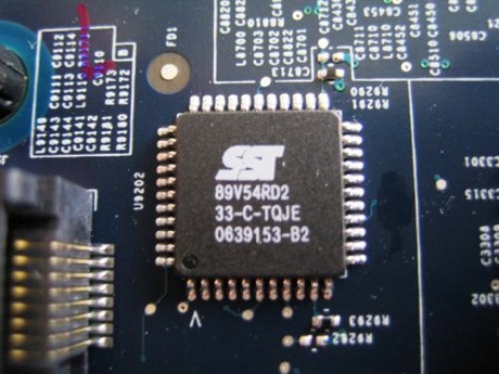 　これは、Silicon Storage Technology（SST）のFlashFlex MCU「SST89V54RD2」だが、何のためにこのチップを使っているかはまったくわからなかった。このチップの詳細については、SSTのウェブサイトで調べられる。