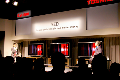 SEDブースでは、デジタルメディア評論家麻倉怜士氏による公演も行われている。デモンストレーション映像を用いての画質解説では、SEDの画質特性が理解できる。