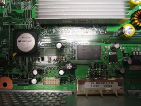 　「Microsoft/Xbox 360」と書かれた銀色のラベルが付いたチップは、サウスブリッジにある。サウスブリッジの下には、DVDドライブ用のシリアルATA（SATA）インターフェースがある。DVDドライブ用インターフェースの右側に、外付けハードディスクドライブ用SATA端子の背面が見える。