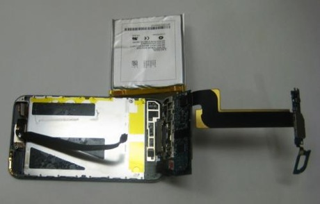 　Wi-Fiアンテナの接合部をはずすと、iPod touchのメインの回路基板を裏返すことができる。リボンケーブルを1本外す必要があるものの、前に説明したように、この部分は留め具でつなぎ止められているだけだ。