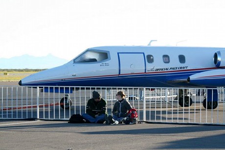 　ジェット機の脇に座り込むWirefly X PRIZE Cupの参加者。
