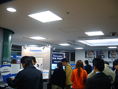 　松下電器産業は11月16日、JR東京駅構内イベントスペース「Break」で10月に発売された「Let's note」を展示し、実際に触って体感することができる「Let's note タッチ&トライ」イベントを開催した。写真は東京駅構内ということもあり、利用者で混雑する会場。