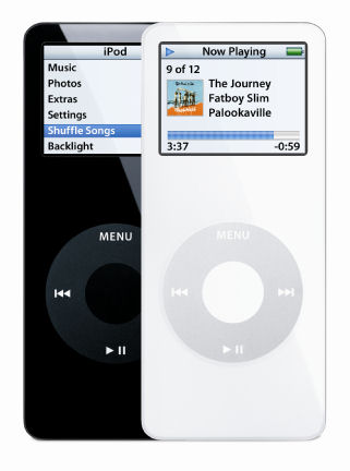 2005年9月に登場したiPod nano。iPod miniより小型なきょう体ながら、カラー液晶、クリックホイールなどiPod同様の機能を備える。記憶媒体はフラッシュメモリで、2Gバイトと4Gバイトの2モデルにそれぞれホワイト、ブラックの2色が用意された。