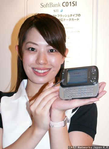 　HTC製のフルキーボード端末、X01HT。Windows Mobile 5.0を搭載し、下り最大1.8Mbpsの通信速度が出る「3Gハイスピード」に対応した。