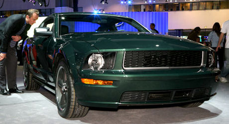 　Ford Motorは、1968年公開の映画「ブリット」の40周年を記念し、「2008 Mustang Bullitt」限定モデルを発売する。知っている人も多いだろうが、この映画では、Steve McQueenが自ら1968年式の「Ford Mustang GT」のハンドルを握り、サンフランシスコの通りを疾走した。この場面は、これまでの映画史で最も有名なカーチェイスシーンの1つに数えられている。2008 Mustang Bullittは、315馬力を誇る4.6リッターV8エンジンを搭載している。注文したいなら急いだ方がいい。生産台数はわずか7700台だ。