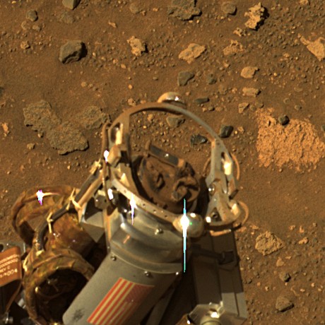 　写真の下方中央部に写っているのは、もう1台の火星探査ロボット「Spirit」の岩研磨ツール。埃や岩の破片が詰まってしまうという問題を抱えていたが、科学者らが同ツールを逆回転させて破片を除去し、任務に復帰させる方法を考案した。