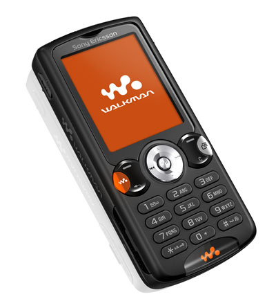 　Sony Ericssonより2006年春に発売予定のウォークマン携帯「W810 Walkman」。着脱式のメモリースティックを利用することで最大2Gバイトまで楽曲を保存可能。