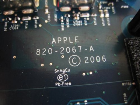 　メイン基板にはしっかりと「APPLE」の文字が印字されている。この印字の著作権の日付が2006年となっていることから判断して、どうやらApple TVはかなり前から開発が行われていたようだ。