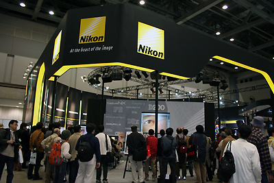 ニコンのブースでは、D200による作品や実機の展示、デモンストレーションが中心だ。