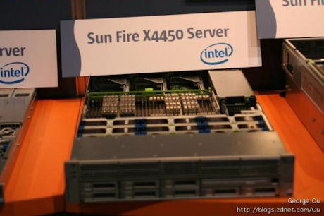 　Sun Microsystemsの「Sun Fire X4450 Server」。9月にリリースされた「Caneland」プラットフォームを搭載し、Xeon 7300シリーズを複数搭載可能。