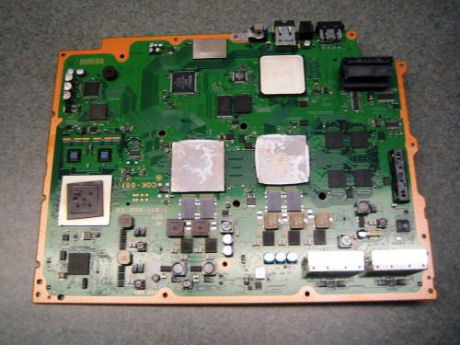 　PS3のマザーボードの上部から金属シールドを取り外すと見えるこの場所で、大部分の機能が実行されている。