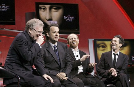 　2006 Consumer Electronics Show（CES）で、ソニーCEOのHoward Stringer（左）が基調講演を行った。壇上には映画「ダ・ヴィンチ・コード」に出演した俳優のTom Hanksや監督のRon Howard、プロデューサーのBrian Grazerの姿もあった（関連記事）。