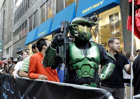 　一方ニューヨークでは、ある男性がHaloシリーズの主要キャラクターであるマスターチーフに扮装してマンハッタンのBest Buy前の列に並んでいた。