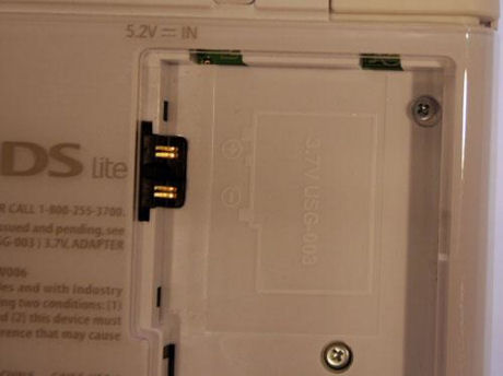 　DS Liteを開くには、電池ケース内部にあるいくつかのプラスネジも取り外さなければならない。