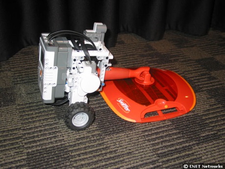 　床を掃除するLego Mindstorms NXTロボット。