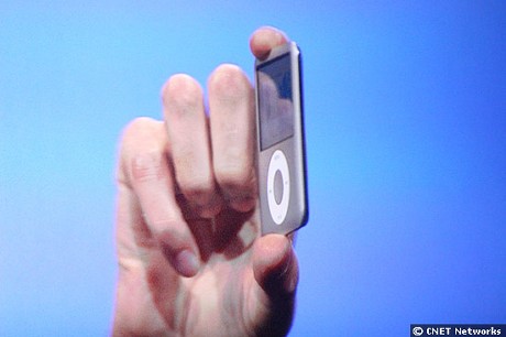 　Jobs氏は、新型iPod nanoがいかに薄いかを披露している。その厚さは6.5mm。