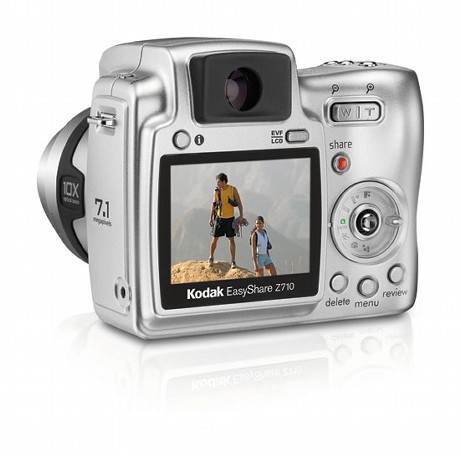　2年に1回の写真関連イベント「Photokina」が今週、ドイツのケルンで開催されている。プレス向けの開催日である現地時間9月25日、多くのメーカーが新型カメラを発表した。　Kodakは2インチLCDを搭載した7.1メガピクセルデジタルカメラ「Kodak Z710」を発表した。最高解像度だと、写真を30インチ（約76cm）×40インチ（約101cm）に引き延ばしても十分きれいな写真を撮ることができる。