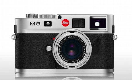 　LeicaはPhotokiaで同社の新型デジタルカメラ「M8」を展示した。同製品はデジタルカメラでありながら、これまでのLeicaのデザインを踏襲している。M8は10.8メガピクセルで11月末に発売開始される予定。
