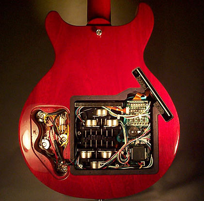 TransPerformanceを創業したNeil Skinnは、もともと自分のGibson Les Paul用としてこの自動調節システムを開発した。この写真にあるマホガニーでできたLes Paul Specialのように、Performerのハードウェアを収納するには本体を大きくくり抜く必要があるが、ギターの重さは改造後もほとんど変わらない。なおPerformerは独自の電源を使用するため、ギター自体には影響を与えない。