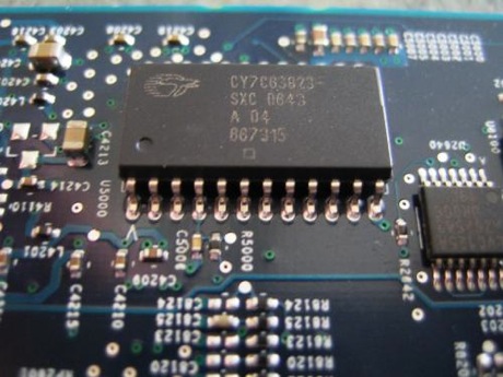 　Apple TVのUSBポートは、このCypress SemiconductorのロースピードUSB周辺機器コントローラ「enCoRe II」（型番「CY7C63823」）で制御されている。