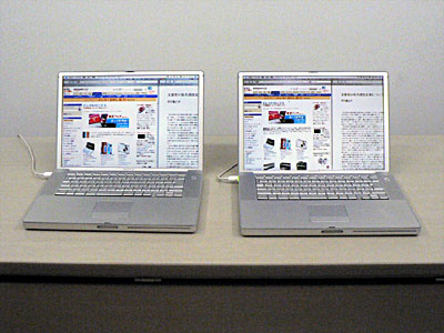新・旧のPowerBook G4 15インチモデル。左が旧バージョンで、右が新バージョンとなる。15インチモデルでも解像度は26％向上して1440×960ピクセルとなった。左右で比べると、1画面に表示される情報量の違いが一目瞭然だ。