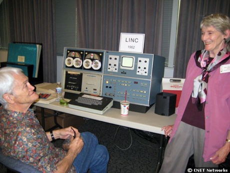 　今回のVintage Computer Festivalにおける目玉はこちら。Laboratory Instrument Computer（LINC）。1961年にWes Clark氏（写真左）と、LINC用のOSを書いたMary Allen Wilkesが開発した。生物医学の研究者たちが実験データを記録したり、リアルタイムで結果を参照したりできるように作られた。当時は、研究室などが利用できるミニコンピュータとして注目された。