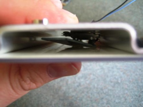 　Apple TVの2本のWi-Fiアンテナは、同ユニットのプラスチックカバーと内部の金属プレートの間に収められている。