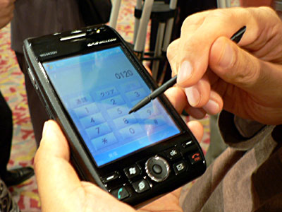 　ディスプレイは3.7インチのVGA液晶で、タッチパネル式となっている。VGA液晶とは、現在の携帯電話で一般的に搭載されているQVGA液晶の約4倍の解像度を持つものだ。通話する場合は写真のようにパネルに表示された数字ボタンを押して電話をかける。