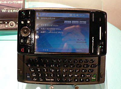 　ウィルコムは10月20日、OSにWindows Mobile 5.0日本語版を採用したシャープ製のPHS端末「W-ZERO3」を発表した。ここではその機能を写真で紹介しよう。最大の特徴の1つが、パソコンと同様のQWERTY配列のスライド式フルキーボードを搭載したことだ。PDAのザウルスを手がけてきたシャープのノウハウが詰め込まれていることがうかがえる。