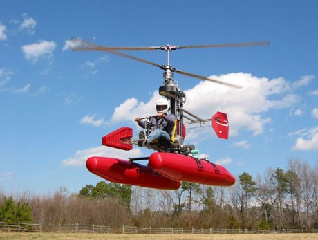 　新興企業AirScooterが販売を目指す個人用小型ヘリコプター「AirScooter II」は、55ノット（時速約100km）で飛行したりすることが可能だ。重量は約300ポンド（約136kg）で、価格は約5万ドルを予定している。