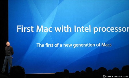 　JobsがApple初のIntelプロセッサ搭載Macを発表したときの様子。