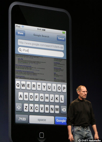 　Appleが米国時間9月5日午前10時より、サンフランシスコのモスコーンセンターで「スペシャルイベント」を行った。イベントには最高経営責任者（CEO）Steve Jobs氏も登場。こちらは、電話機能のないiPhone「iPod touch」が披露される様子。iPod touchは、iPhoneと同じスクリーンサイズだが、より薄型である。iPhoneと同じマルチタッチインターフェースやホームスクリーンが採用されている。スクリーンの縦横を切り替えるアクセロメーターを搭載。Wi-Fi機能も付いている。8Gバイトモデルが299ドル、16Gバイト版が399ドル。両モデルとも、9月中に発売の予定。