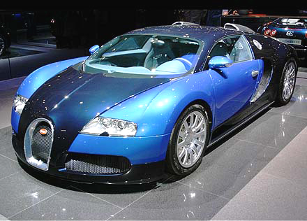 今年で76回目を迎えたジュネーブモーターショー（International Motor Show in Geneva）では、メーカー各社が、映画「007シリーズ」の主人公、ジェームズ・ボンドが乗るような、強力で優雅かつ快適な乗り心地のクルマを披露していた。

Bugattiの「Veyron」は16気筒のエンジンを搭載し、1001馬力を叩き出す。最高時速は405km/h、0-100km/h加速は2.5秒。