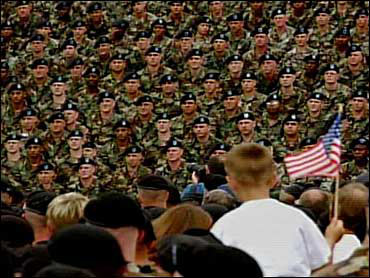 　大統領選にのぞむGeorge W.Bush大統領のために用意されたこの2004年3月の政治広告。子供が星条旗を振る向こうに大勢のアメリカ兵がいる。この写真はデジタル処理で加工され、Bush大統領を演壇から除去するためにオリジナル版から何人かの軍人がコピーペーストされている。Bush陣営は、この写真が加工されたものであることを認めた後、同広告を編集し直し、テレビ局に再送する予定であると述べた。
