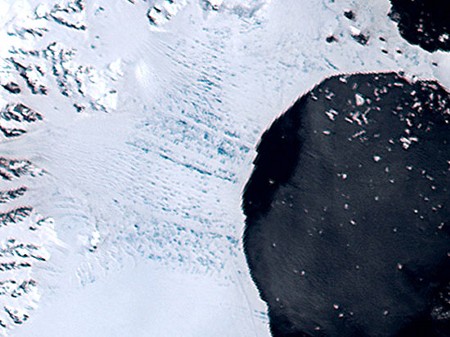 　これは南極のラルセン棚氷が崩壊に向かう様子を写したもの。2002年1月31日撮影。