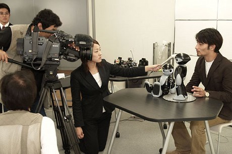 　ロボットクリエイターの高橋智隆氏（写真右）は、2005年に「MANOI」を発表した。この小さなロボットは、運動選手並みに動くことができる（MANOIという名はヒューマノイド「humanoid」にちなむ）。現在、最新バージョン「AT-01」の組み立てキットが京商から発売されている。
