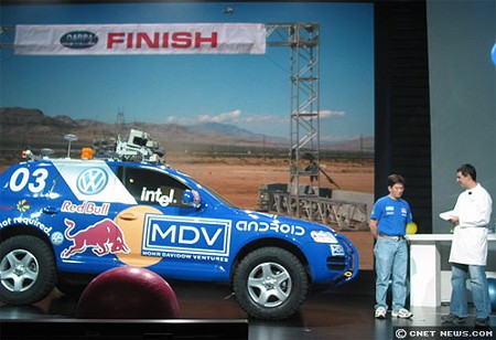 　2005年にモハベ砂漠で開かれた「DARPA Grand Challenge」で優勝を飾った無人走行ロボットカー「Stanley」の横に立つPage。