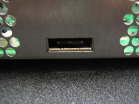 　Xbox 360には、外付けハードディスクドライブ用のSATA端子がある。
