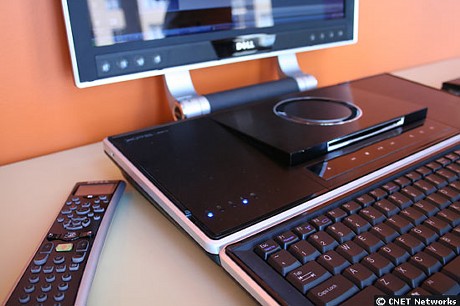 　XPS M2010は、マルチメディアデバイスとしても機能するため、DVD+RWドライブ、内蔵ビデオカメラおよびデジタルマイクロホンを装備している。また、DVD、2Dゲーム、3Dゲームを楽しむために256Mバイトビデオカードを搭載している。
