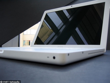 　MacBookは13.3インチのワイドクリア液晶画面を搭載。この画面をまぶしすぎると感じるユーザーもいるかもしれない？