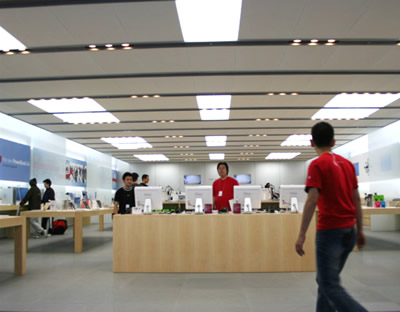 　1フロア当たりの面積は国内最大というApple Store Fukuoka Tenjinの店内の様子。