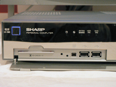 　PC-TX100K正面左側にはB-CASスロットUSBコネクターなどがある。