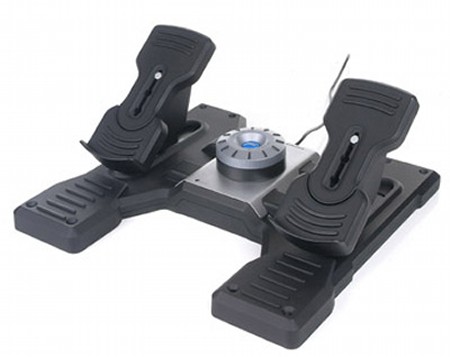 　Saitekのフライトシミュレーション用ペダルコントローラ「Pro Flight Rudder Pedals」7月に129.95ドルで発売される。